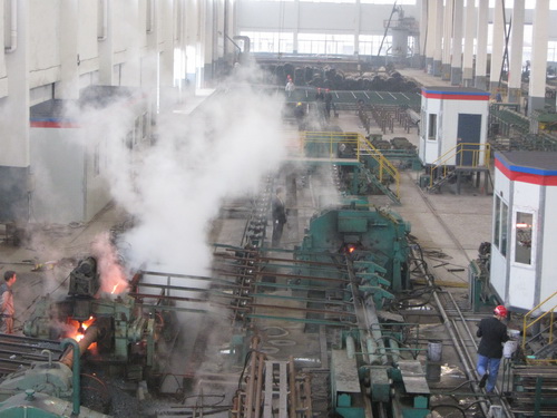 丹东无缝钢管厂家生产车间